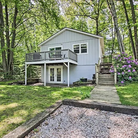 Ludington Cottage With Deck, Yard And Fire Pit!